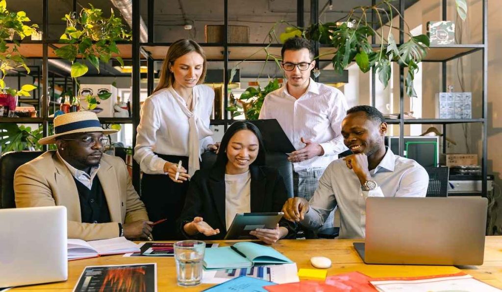 2. Como a habilidade de se comunicar eficazmente em ingles impacta a lideranca e as oportunidades de negocios globais