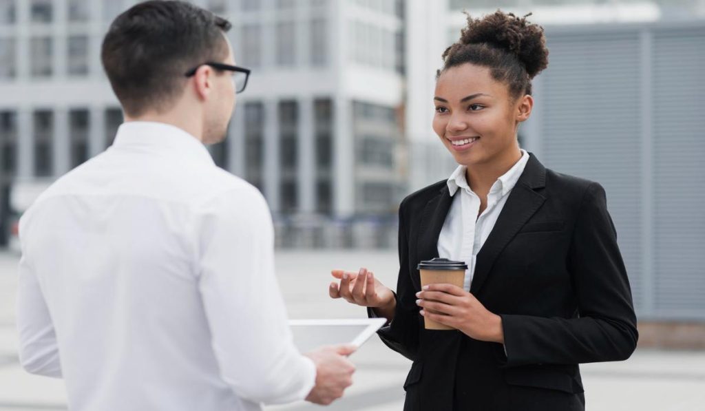 2. Quais sao as habilidades de comunicacao especificas necessarias para negociacoes financeiras em ingles
