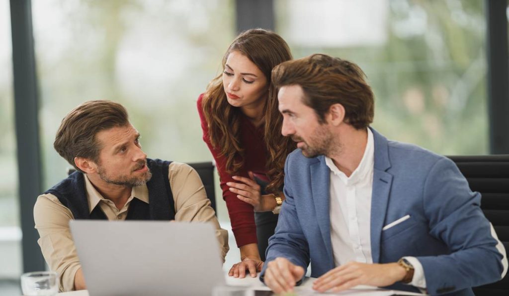 2. Qual e o papel da linguagem executiva na construcao de relacionamentos profissionais