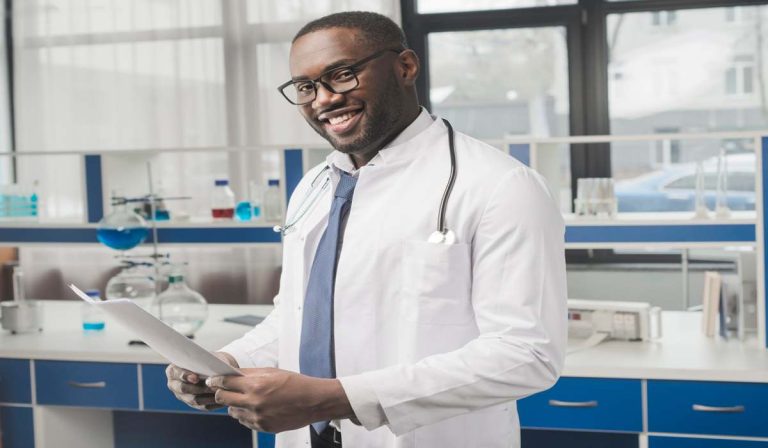 Como Alcançar Comunicação Médica Eficiente em Inglês Avançado
